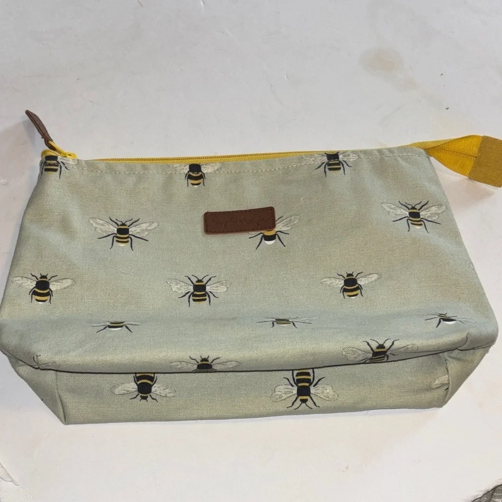 SOPHIA ALLPORT..LIGHT GREEN BUMBLE BEE CLUTCH/COSMETICS BAG/ANYTHING BAG